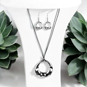 💙🆕💙Elegant Black Silver Necklace & Earrings